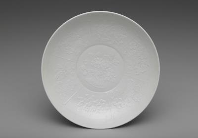 图片[3]-Dish with impressed floral pattern in white glaze, Qing dynasty (1644-1911)-China Archive